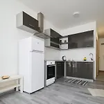 Central Apartments 4* מרטין